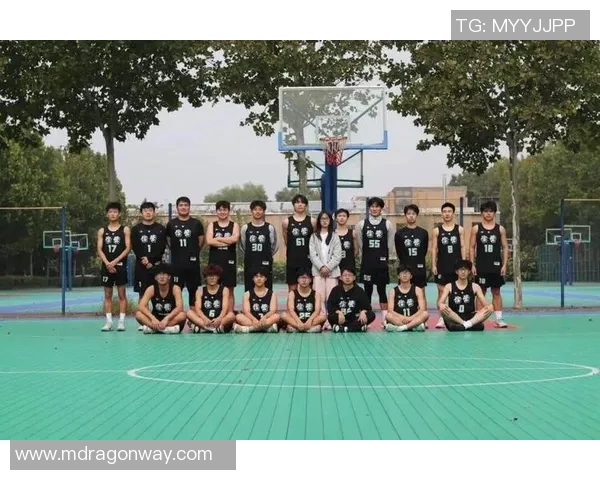 足坛巨星赛场秀爆肌身材力量与速度完美结合引燃全场热血